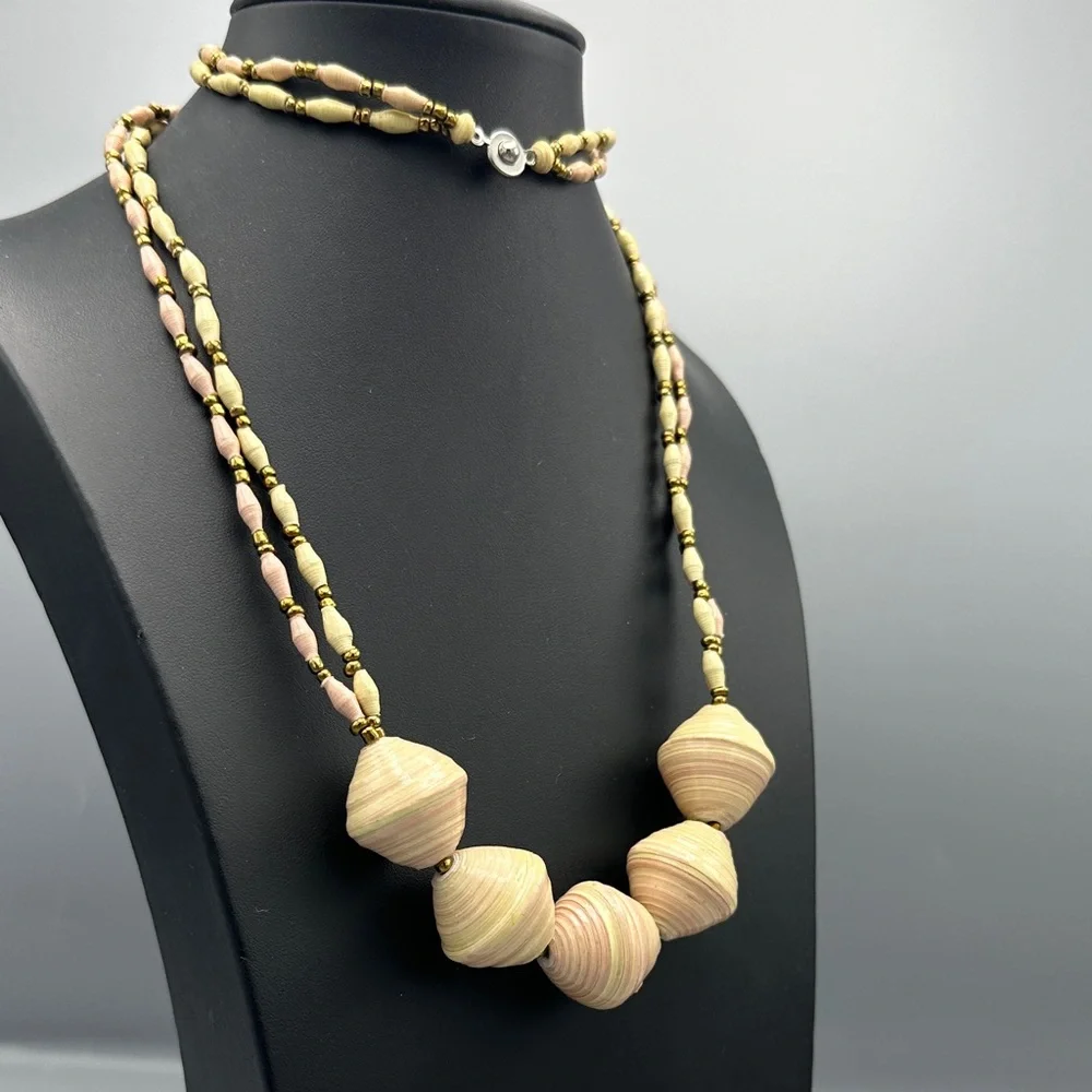 Paper bead necklace - Picture 2 of 3